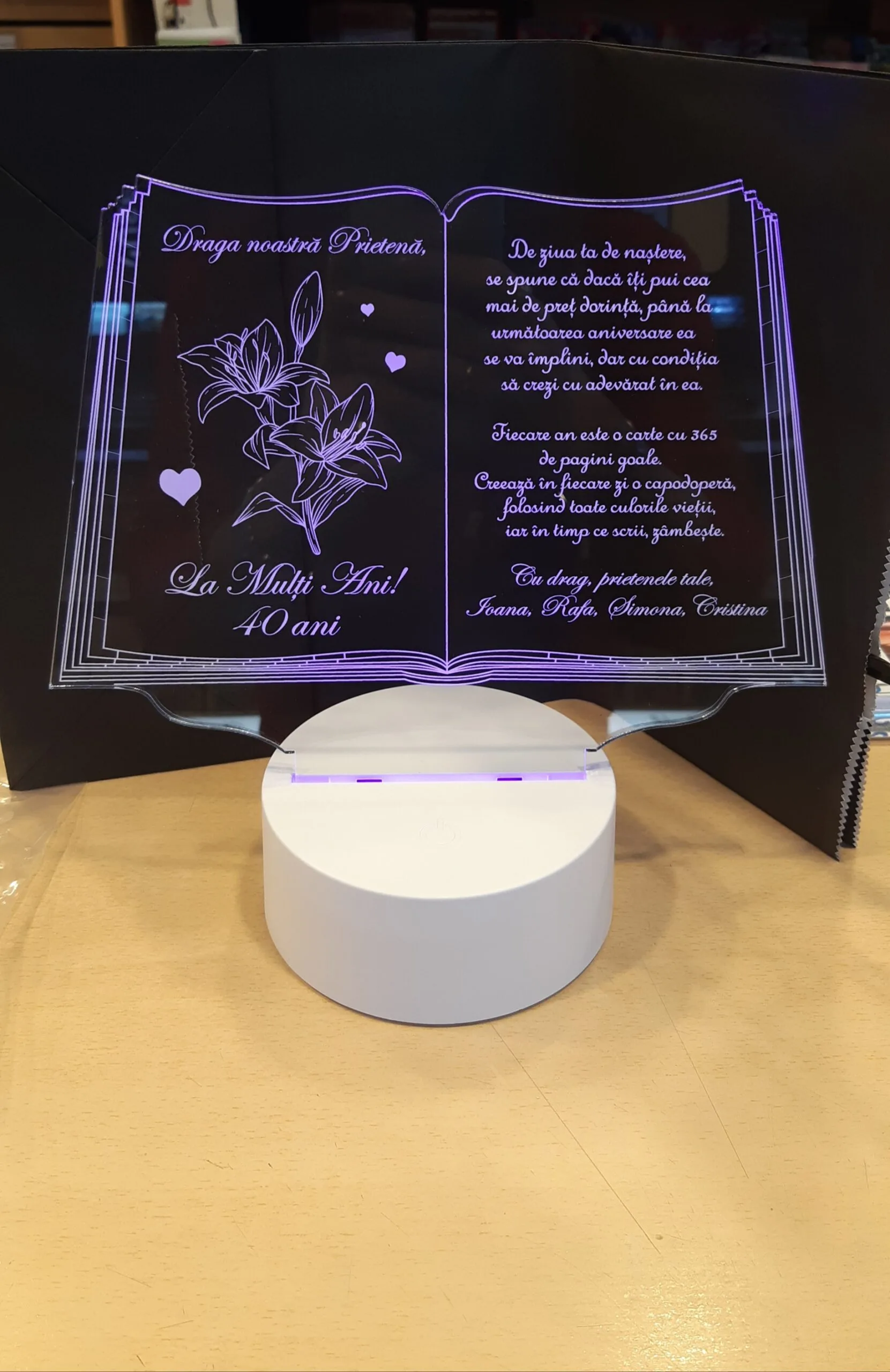 cadou-personalizat-trofeu-led-pentru-fini-carticica review
