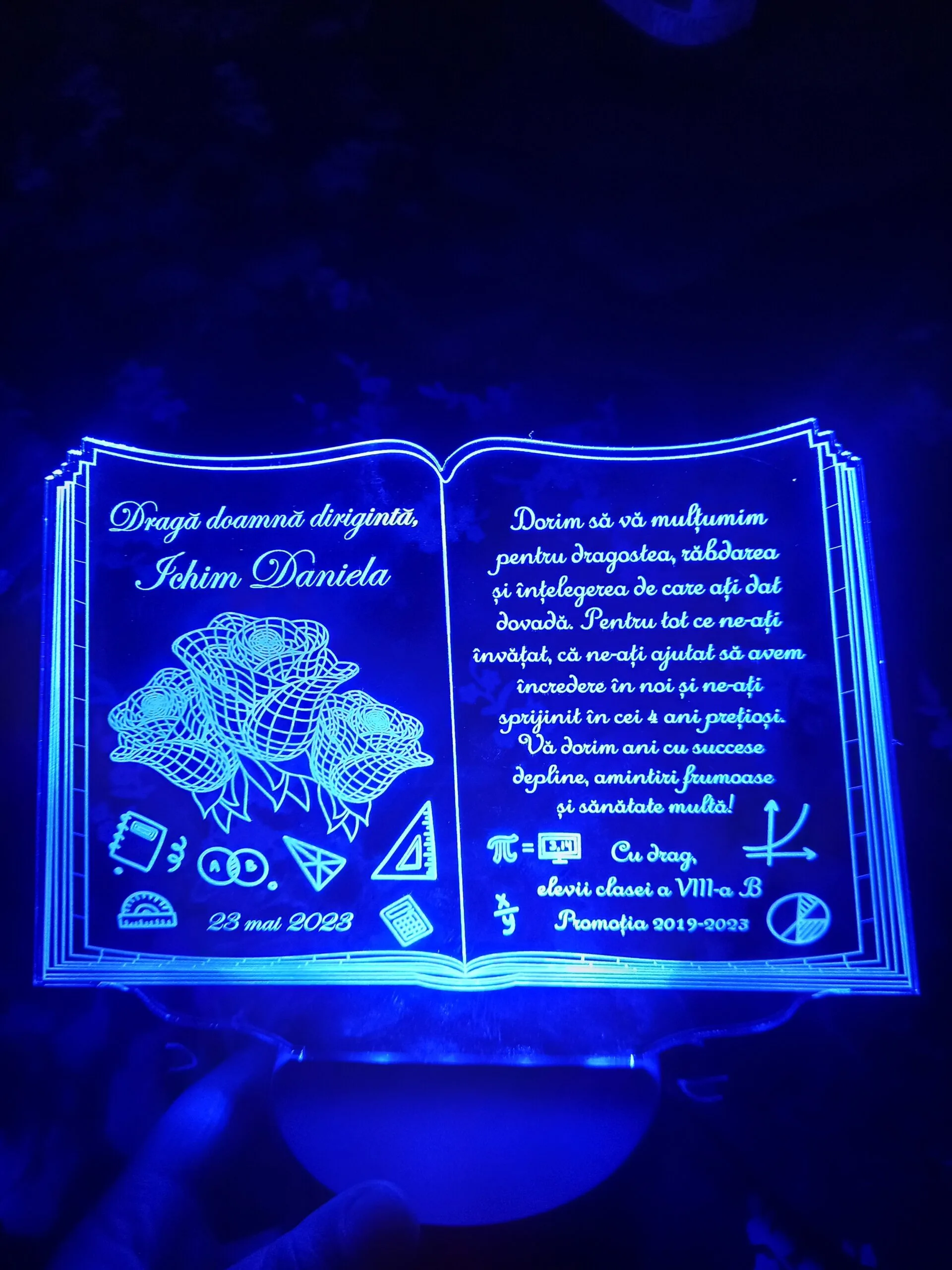 cadou-personalizat-trofeu-led-pentru-fini-carticica review