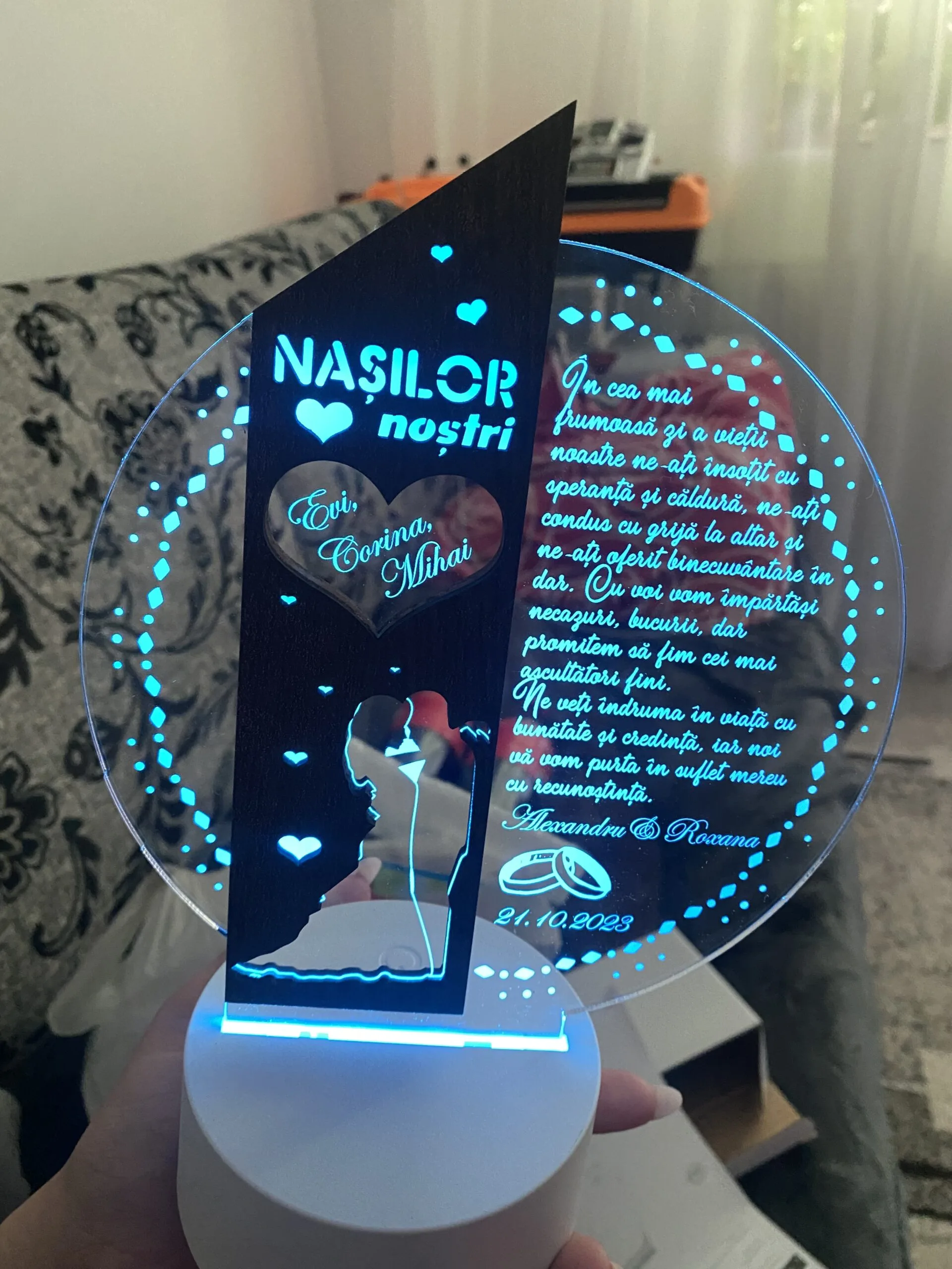 cadou-personalizat-trofeu-led-pentru-nasi-botez review
