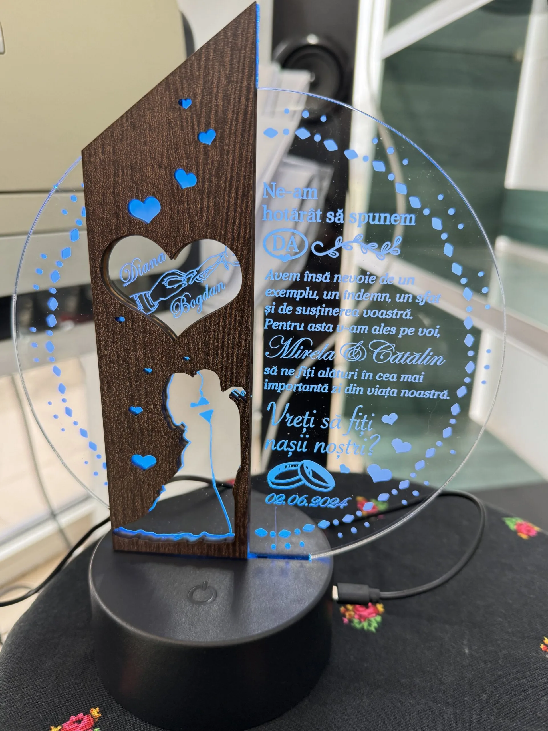 cadou-personalizat-trofeu-led-pentru-nasi-botez review