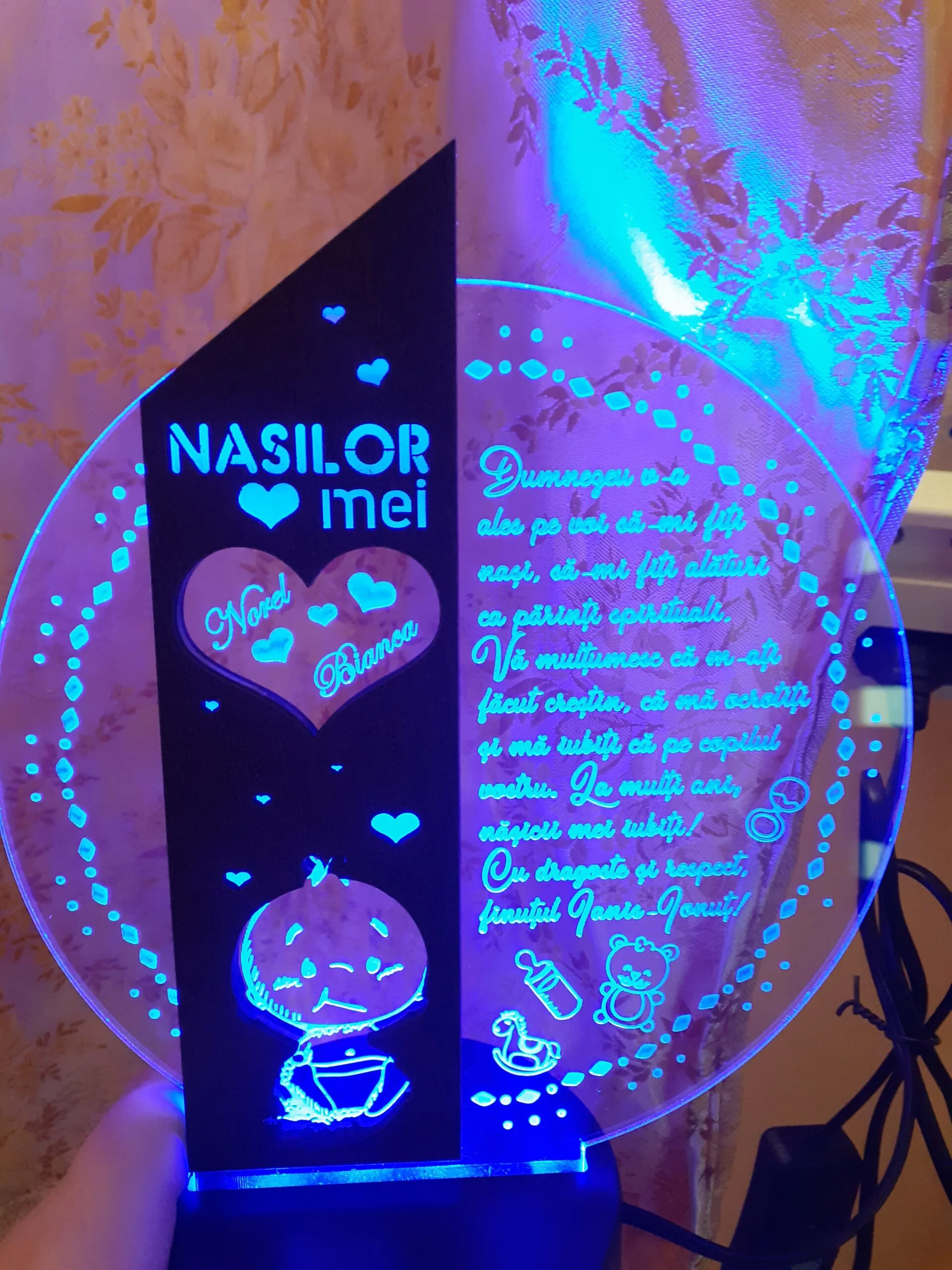 cadou-personalizat-trofeu-led-pentru-nasi-botez review
