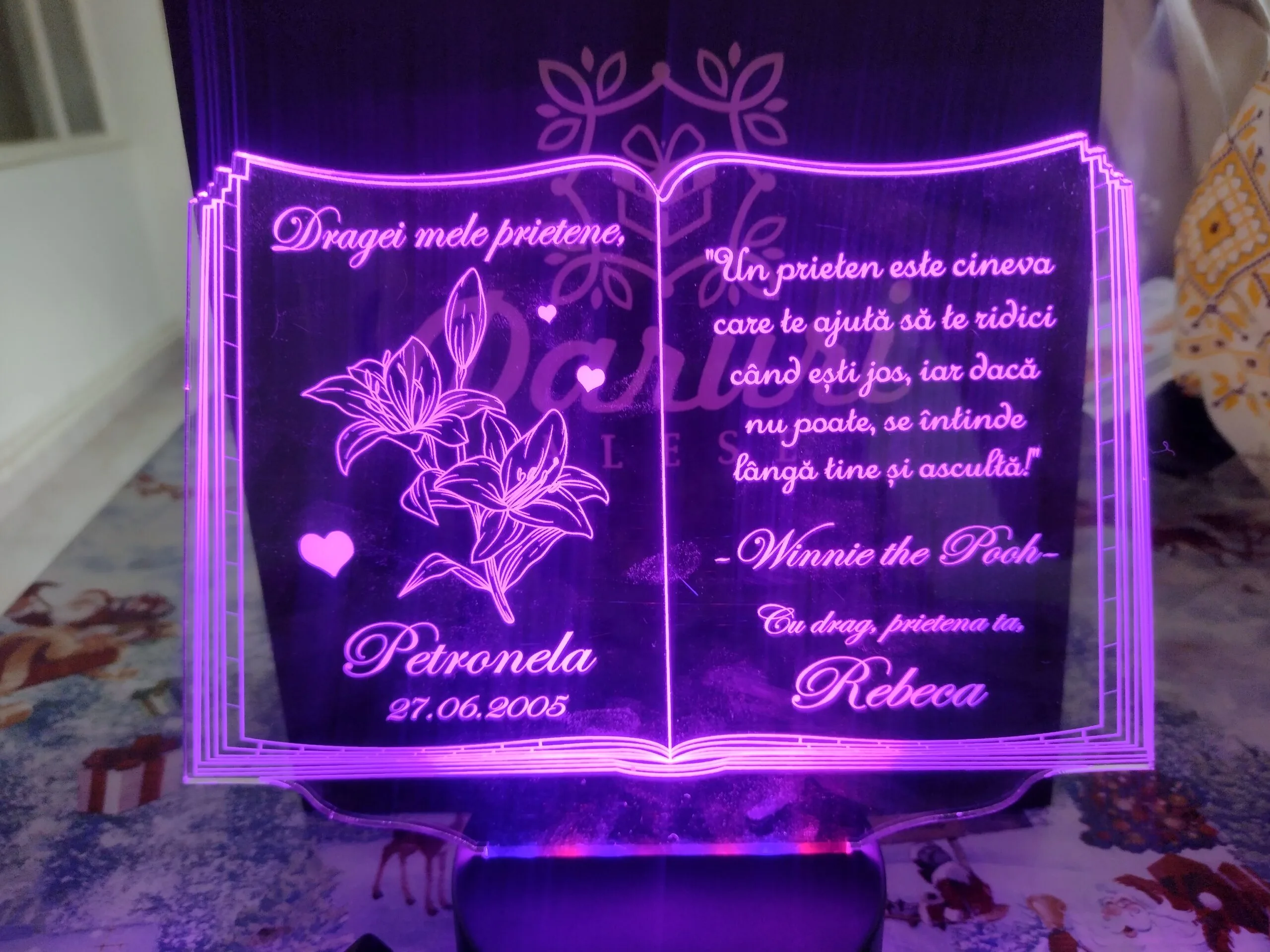 cadou-personalizat-trofeu-led-pentru-nasi-carticica review
