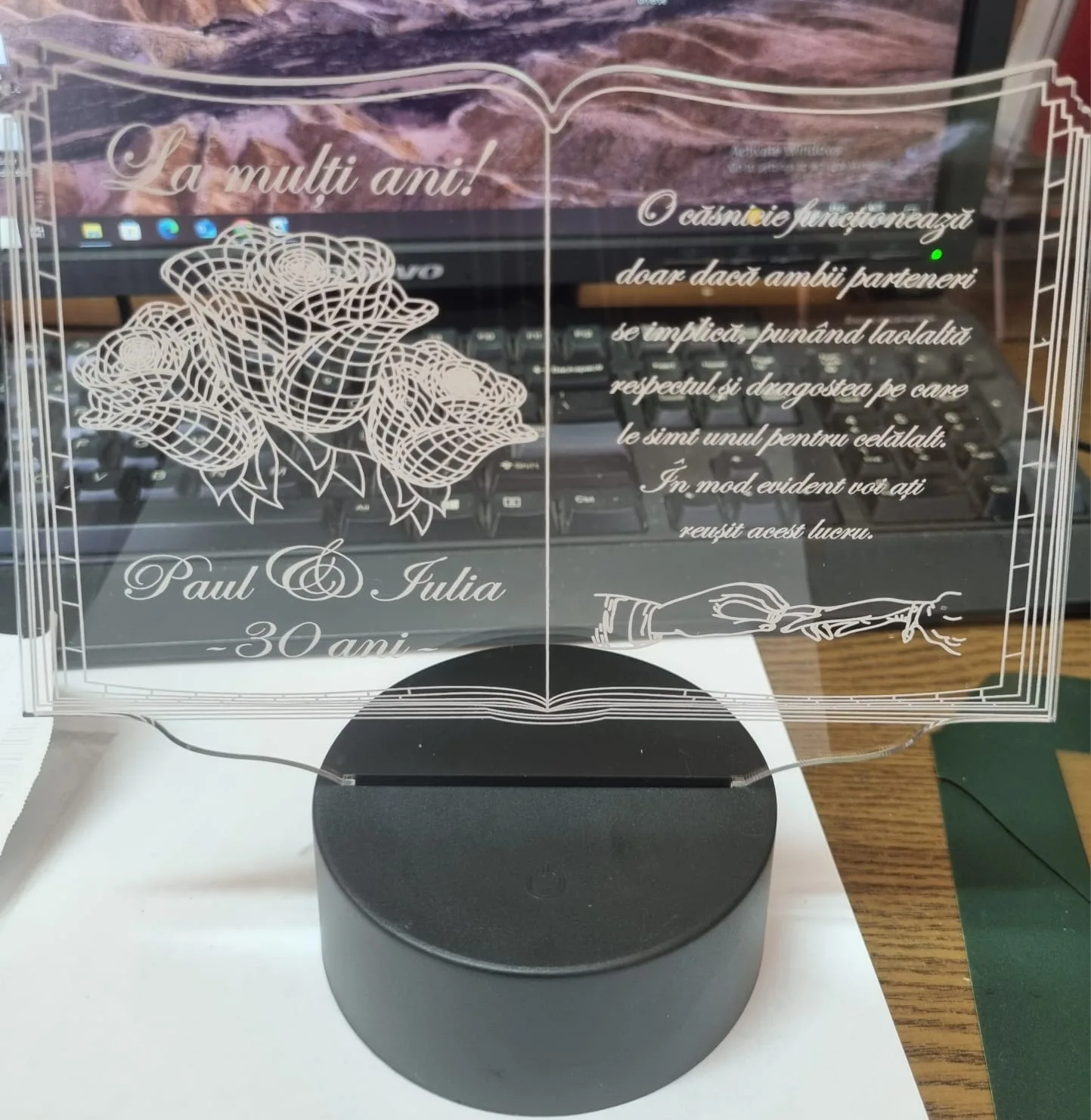 cadou-personalizat-trofeu-led-pentru-nasi-carticica review