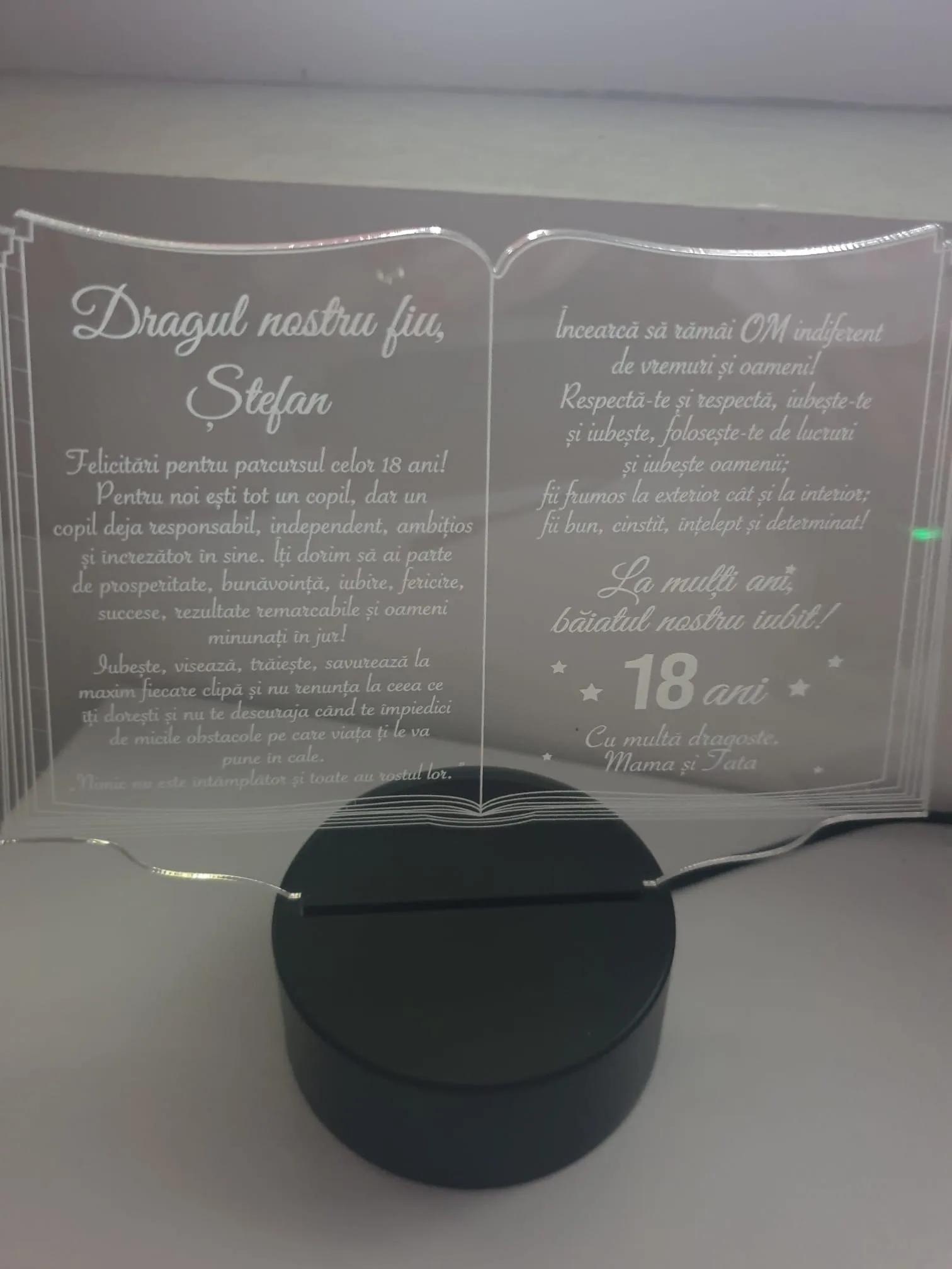 cadou-personalizat-trofeu-led-pentru-nasi-carticica review