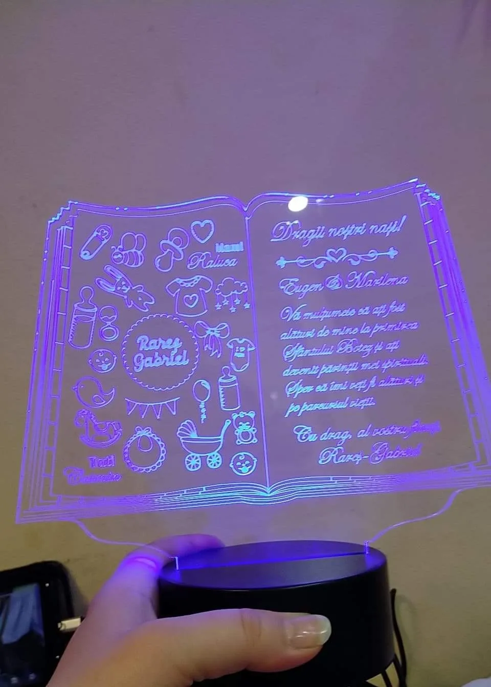 cadou-personalizat-trofeu-led-pentru-nasi-carticica review