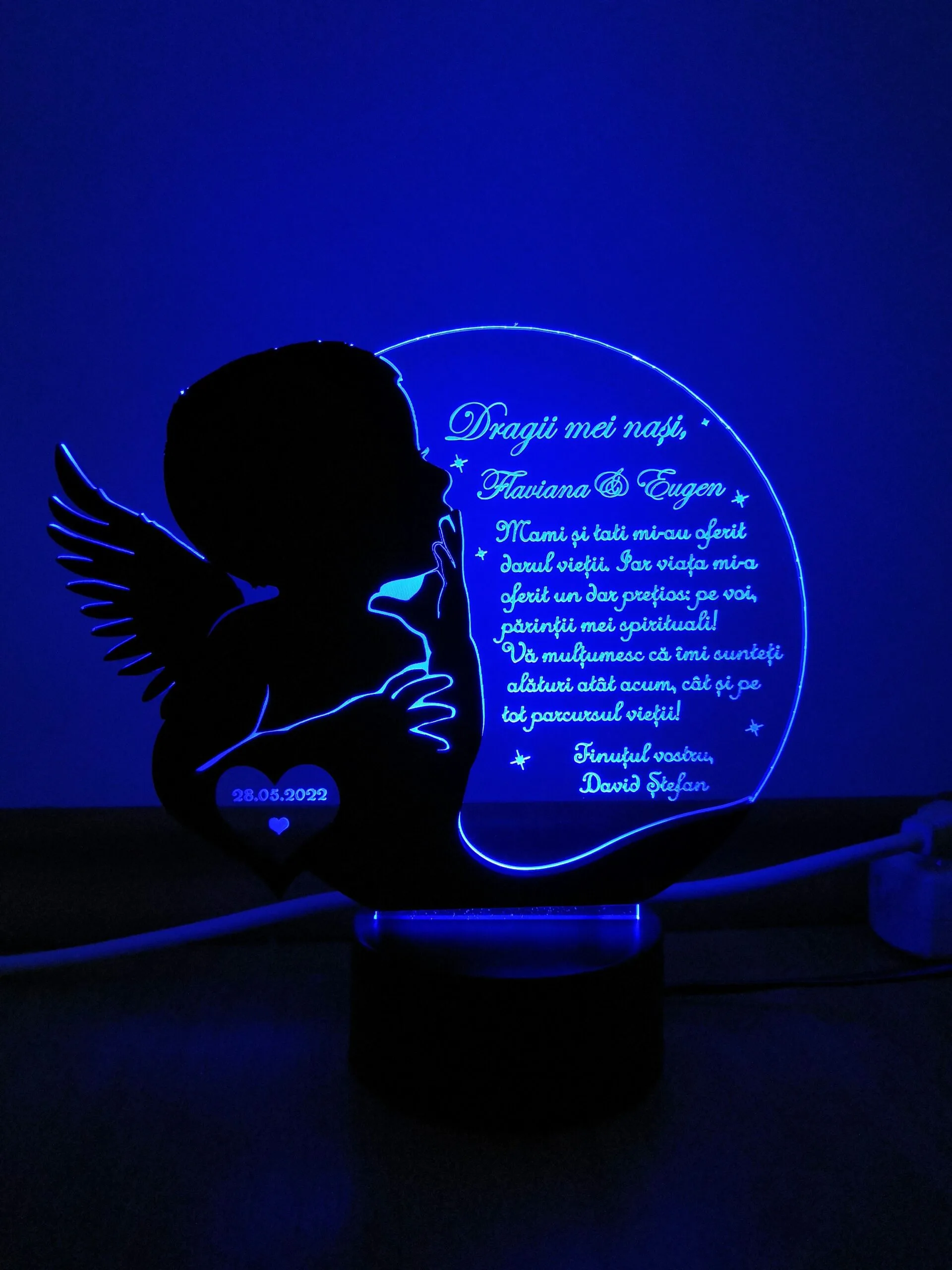 cadou-personalizat-trofeu-led-soapte-pentru-nasii-de-botez review