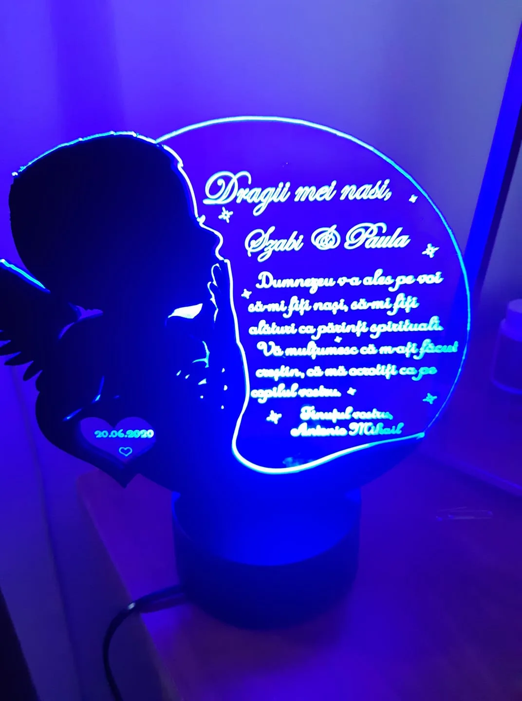 cadou-personalizat-trofeu-led-soapte-pentru-nasii-de-botez review